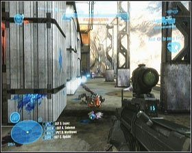 W pewnym momencie będziesz przechodzić pomiędzy dwoma wysokimi ścianami, na drugą stronę budynku - Etap V- On the Tip of the Spear (1) | Opis przejścia Halo Reach - Halo: Reach - poradnik do gry