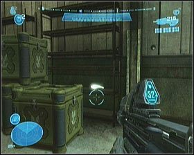 Po przejściu przez pierwsze drzwi, za zielonymi skrzyniami, na regale, znajdziesz ukryty Data Pad - przeczytaj go - Etap V- On the Tip of the Spear (1) | Opis przejścia Halo Reach - Halo: Reach - poradnik do gry