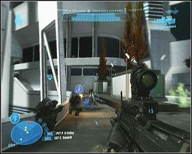 Z miejsca gdzie go zabijesz kolejna kładka doprowadzi Cię z powrotem na wcześniejszy wieżowiec (tym jednak razem będziesz kilka pięter wyżej) - Etap VII- Exodus (2) | Opis przejścia Halo Reach - Halo: Reach - poradnik do gry