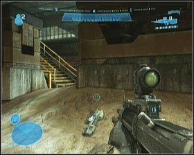 Znajdziesz tam po przeciwnej stronie kolejne wyjście, a obok niego Spartan Laser (bardzo potężna broń, przydatna tylko dla tych, co chcą mieszać się w walkę, a nie szybko przebiegać) - Etap X- The Pillar of Autumn (2) | Opis przejścia Halo Reach - Halo: Reach - poradnik do gry