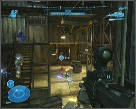 Następnie zeskocz na dach po prawej stronie i korzystając z otwartych okien, wskocz do wnętrza budynku - Etap X- The Pillar of Autumn (2) | Opis przejścia Halo Reach - Halo: Reach - poradnik do gry