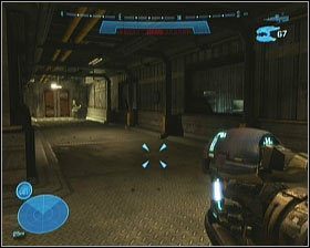 Gdy wszyscy zgina kierujemy się do przejścia na wprost, trafiając do długiego i pustego korytarza, z wieloma opcjonalnymi pomieszczeniami po bokach, gdzie można znaleźć amunicję - Etap X- The Pillar of Autumn (2) | Opis przejścia Halo Reach - Halo: Reach - poradnik do gry