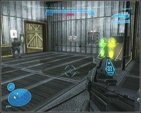 W pomieszczeniu na końcu korytarza, przez które prowadzi wyjście, znajdziesz apteczki, broń i zdolności do zbroi - Etap X- The Pillar of Autumn (2) | Opis przejścia Halo Reach - Halo: Reach - poradnik do gry