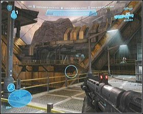 Będąc na zewnątrz kierujemy się do miejsca, który wskazuje celownik na zdjęciu - Etap X- The Pillar of Autumn (2) | Opis przejścia Halo Reach - Halo: Reach - poradnik do gry