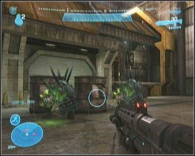 Teraz czeka Cię starcie z dwoma Hunterami (w obstawie kilku równie groźnych Skirmisherów) - Etap X- The Pillar of Autumn (2) | Opis przejścia Halo Reach - Halo: Reach - poradnik do gry