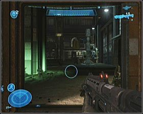 Po jego zakończeniu skieruj się do pobliskiego hangaru (jeśli zaoszczędziłeś jedną z potężnych broni, teraz jest czas by zrobić z niej użytek) - Etap X- The Pillar of Autumn (3) | Opis przejścia Halo Reach - Halo: Reach - poradnik do gry