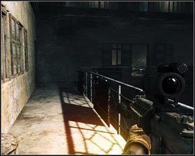 Dotarłszy na balkon [1], wyłączamy noktowizor i skręcamy w lewo [2] - Wejście (2) | Opis przejścia Medal of Honor - Medal of Honor - poradnik do gry
