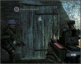 Gdy zginą, wychodzimy na zewnątrz [1] i otwieramy drzwi po lewej [2] - Wejście (4) | Opis przejścia Medal of Honor - Medal of Honor - poradnik do gry