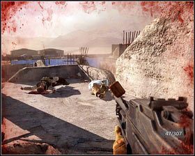 Zabijamy ich i wbiegamy na górę, schodami z lewej [1] - Przebicie do Bagramu (1) | Opis przejścia Medal of Honor - Medal of Honor - poradnik do gry