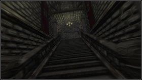 Wracamy do poprzedniego korytarza i skręcamy w prawo - zaglądamy do drugiej szafy [1] a następnie przechodzimy drzwiami, do których prowadzi czerwony ślad - Amnesia Mroczny Obłęd: Prolog | Opis przejścia - Amnesia: Mroczny Obłęd - poradnik do gry