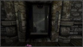 Zanim przejdziemy dalej zaglądamy do ciemnego pomieszczenia po prawej (przed przewróconą szafą) - na jednej z półek są zapałki - Amnesia Mroczny Obłęd: Prolog | Opis przejścia - Amnesia: Mroczny Obłęd - poradnik do gry