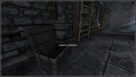 Teraz wchodzimy do wysokiego korytarza opatrzonego łukiem nad wejściem [1] - tutaj otwieramy skrzynię i zabieramy jej zawartość (na środkowym regale są też zapałki ) - Amnesia Mroczny Obłęd: Entrance Hall - Laboratory | Opis przejścia - Amnesia: Mroczny Obłęd - poradnik do gry