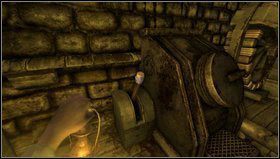 Teraz musimy dorzucić węgla do pieca - otwieramy drzwiczki i przynosimy trzy kawałki surowca z pokoju obok (przy okazji napełniamy tam lampę ropą i bierzemy zapałki ) - Amnesia Mroczny Obłęd: Back Hall - Machine Room | Opis przejścia - Amnesia: Mroczny Obłęd - poradnik do gry