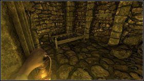 Na rozwidleniu idziemy w ciemną odnogę (w pozostałej widać kratę zamkniętą kłódką) - Amnesia Mroczny Obłęd: Back Hall - Prison (Southern Block) | Opis przejścia - Amnesia: Mroczny Obłęd - poradnik do gry