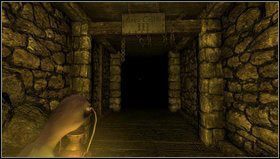 Skręcamy w lewą stronę korytarza oświetlonego pochodniami i podążamy nim - po schodach w górę i kolejnymi zakrętami - Amnesia Mroczny Obłęd: Prison (Northern Block) | Opis przejścia - Amnesia: Mroczny Obłęd - poradnik do gry