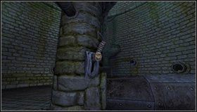Zanim zaczniemy działać szukamy małej rury wystającej nisko nad ziemią i brudnej od oleju - Amnesia Mroczny Obłęd: Entrance to the Cistern 1 | Opis przejścia - Amnesia: Mroczny Obłęd - poradnik do gry
