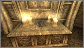 W pomieszczeniu ściemni się - ustawiamy się na znaku pod przeciwległym murem - Amnesia Mroczny Obłęd: Inner Sanctum | Opis przejścia - Amnesia: Mroczny Obłęd - poradnik do gry