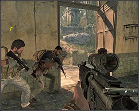 W środku znajduje się jeden wartownik i zgodnie z otrzymaną wskazówką warto byłoby go zaskoczyć - Operation 40 (1) | Opis przejścia gry | Call of Duty Black Ops - Call of Duty: Black Ops - poradnik do gry