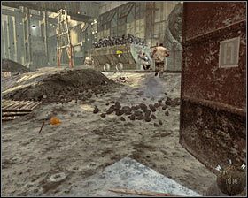 Koniecznie ustaw się gdzieś z boku, gdyż wybiegający z budynku więźniowie zostaną rozstrzelani #1 - Workuta (1) | Opis przejścia gry | Call of Duty Black Ops - Call of Duty: Black Ops - poradnik do gry