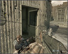 Ruszaj w stronę oznaczonego przez grę budynku, uważając po drodze na pojedynczych przeciwników #1 - Workuta (2) | Opis przejścia gry | Call of Duty Black Ops - Call of Duty: Black Ops - poradnik do gry