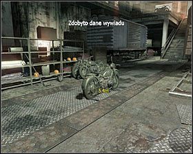 Na początek zbadaj szafki znajdujące się za motocyklem, na którym siedzi Reznow #1 - Workuta (3) | Opis przejścia gry | Call of Duty Black Ops - Call of Duty: Black Ops - poradnik do gry