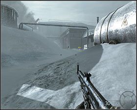 Po kilku chwilach dotrzesz do budynku i musisz się naturalnie rozprawić z przebywającymi w środku oddziałami wroga #1 - Projekt Nova (2) | Opis przejścia gry | Call of Duty Black Ops - Call of Duty: Black Ops - poradnik do gry