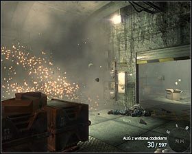 Przejdź do sąsiedniego pomieszczenia i w oznaczonym przez grę miejscu załóż ładunek wybuchowy #1 - WMD (1) | Opis przejścia gry | Call of Duty Black Ops - Call of Duty: Black Ops - poradnik do gry