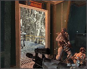 Po tym jak wbijesz się do środka wykorzystaj tryb spowolnienia czasu do zlikwidowania stojących przed Tobą przeciwników #1 - WMD (2) | Opis przejścia gry | Call of Duty Black Ops - Call of Duty: Black Ops - poradnik do gry