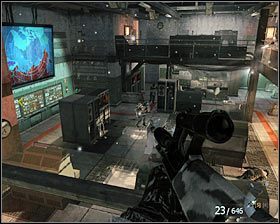 Zaczekaj aż Weaver rozprawi się z pojedynczym wartownikiem i ruszaj po schodach na górę - WMD (2) | Opis przejścia gry | Call of Duty Black Ops - Call of Duty: Black Ops - poradnik do gry