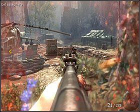 Proponuję rozpocząć od zniszczenia jednej z wybuchowych beczek #1 - Zemsta (1) | Opis przejścia gry | Call of Duty Black Ops - Call of Duty: Black Ops - poradnik do gry