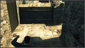 Skręć w lewo i przebiegnij przez zabudowany narożnik [1] , po czym zeskocz na dół [2] - Istanbul - Who are you working for? | Opis przejścia gry 007 Blood Stone - 007: Blood Stone - poradnik do gry