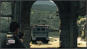 Po chwili dotrzesz na plac, gdzie z ciężarówki wyskoczy paru oponentów [1] - Istanbul - Who are you working for? | Opis przejścia gry 007 Blood Stone - 007: Blood Stone - poradnik do gry