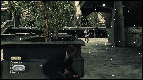 Ukryj się teraz za pierwszym lub drugim kamiennym blokiem i kiedy pobliski żołnierz zacznie kierować się na drugą stronę placu, zaatakuj go [1] (musisz to zrobić w momencie, kiedy wojskowy chodzący po drugiej stronie nie będzie patrzył na plac) - Siberia - Not all fun and games (2) | Opis przejścia gry 007 Blood Stone - 007: Blood Stone - poradnik do gry