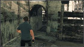 Skręć w lewo, przeskocz na drabinę [1] , wejdź na górę i przejdź przez łukowate przejście z prawej [2] - Bangkok - Old friends, new enemies (1) | Opis przejścia gry 007 Blood Stone - 007: Blood Stone - poradnik do gry