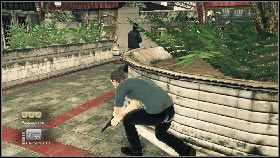 Przejdź przez przejście [1] na końcu ścieżki, przywrzyj do okrągłego murku i zacznij iść w lewą stronę, dzięki czemu wyjdziesz z tyłu niczego niespodziewającego się gangstera [2] - Bangkok - Old friends, new enemies (2) | Opis przejścia gry 007 Blood Stone - 007: Blood Stone - poradnik do gry