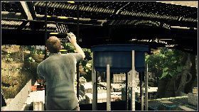 Po uporaniu się z przeciwnikiem przestaw ramię dźwigu maksymalnie w prawo [1] , opuść kabinę i wejdź na górę po drabinie [2] z lewej - Burma - The Beautiful and the Damned | Opis przejścia gry 007 Blood Stone - 007: Blood Stone - poradnik do gry