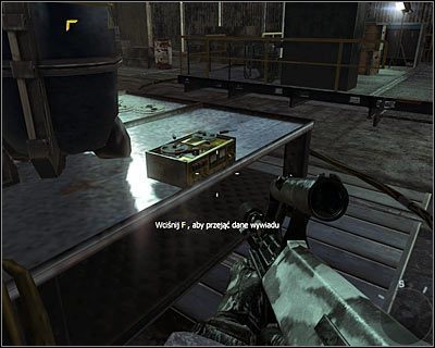 Sekret leży na jednym ze stołów, na którym znajdują się również niebieskie beczki - Dane wywiadu - WMD | Dane wywiadu | Call of Duty Black Ops - Call of Duty: Black Ops - poradnik do gry