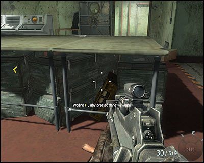 Po zlikwidowaniu przeciwników zajrzyj pod biurko zlokalizowane na wprost od wejścia - Dane wywiadu - Odkupienie | Dane wywiadu | Call of Duty Black Ops - Call of Duty: Black Ops - poradnik do gry