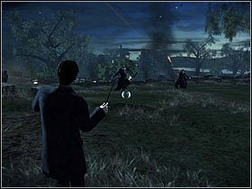 W pierwszej kolejności ukryj się za pobliskimi kostkami siana (przyklejanie do osłon odbywa się przy pomocy prawego przycisku myszy) - Misja 2- Wesele | Opis przejścia Harry Potter i Insygnia Śmierci - Harry Potter i Insygnia Śmierci - część 1 - poradnik do gry