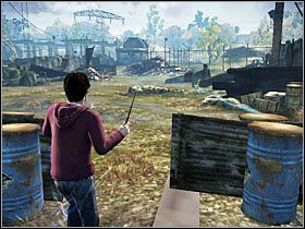 Po wyeliminowaniu zagrożenia korzystamy ze schodów i schodzimy do miejsca, gdzie przed momentem grasowali wrogowie - Konfrontacje (5)- Porzucona podstacja | Opis przejścia - Harry Potter i Insygnia Śmierci - część 1 - poradnik do gry