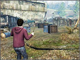 Po dotarciu na teren stacji przeciwników będzie nieco mniej, ale nadal będą się pojawiać i musisz być na nich gotów (wewnątrz wielkiej hali nikt Cię nie zaatakuje) - Misja 9- Zemsta goblina (2) | Opis przejścia Harry Potter i Insygnia Śmierci - Harry Potter i Insygnia Śmierci - część 1 - poradnik do gry