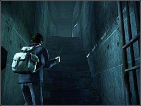 Po przejęciu kontroli nad bohaterem załatw kilku przeciwników pojawiających się przed Tobą (można tego dokonać z łatwością stosując najsilniejsze zaklęcie wybuchowe) - Misja 20- Dwór Malfoya | Opis przejścia Harry Potter i Insygnia Śmierci - Harry Potter i Insygnia Śmierci - część 1 - poradnik do gry