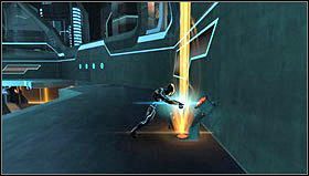 Pojazd niszczymy bardzo prosto - podchodzimy w jego okolice i korzystamy z dobrodziejstw dysku wybuchowego - cztery uderzenia w ziemię powinny spowodować zniszczenie czołgu - Rozdział 2 - Odłączenie | Opis przejścia Tron Evolution - Tron Evolution - poradnik do gry