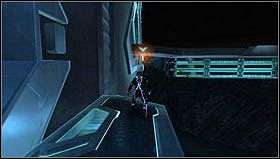 Wspinamy się po uchwytach w górę ściany i przechodzimy przez otwór, przez który przed chwilą wychodził główny strumień lasera - Rozdział 2 - Odłączenie | Opis przejścia Tron Evolution - Tron Evolution - poradnik do gry