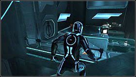 Korzystamy z punktu chwytnego i przenosimy się na kolejną platformę wypełnioną wrogami - Rozdział 4 - Wojownik | Opis przejścia Tron Evolution - Tron Evolution - poradnik do gry