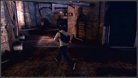 Wróć teraz z powrotem do miejsca, skąd widać oba samochody i idź dalej prosto [1] - Opis szczegółowy - Piórka | Znajdźki | Assassins Creed Brotherhood - Assassins Creed: Brotherhood - poradnik do gry