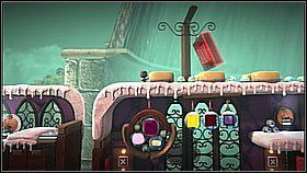 Na piętrze zbieramy trzy bańki po lewej, [1] a następnie korzystamy ze skoczni żeby wydostać się na dach czwartego wagonu - Pociąg-pułapka | Laboratorium Wiktorii | LittleBigPlanet 2 - LittleBigPlanet 2 - poradnik do gry