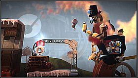 Kiedy przejdziemy przez kilku wrogów dotrzemy do wagonu z trzema skoczniami i przyciskiem na górnym poziomie - Pociąg-pułapka | Laboratorium Wiktorii | LittleBigPlanet 2 - LittleBigPlanet 2 - poradnik do gry