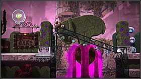 Jeszcze raz wchodzimy na zielony element tła i tym razem idziemy w prawo - w ten sposób dosięgniemy dwóch kolejnych przedmiotów (za piecem z ciastkami) - Sprytne ciastka | Laboratorium Wiktorii | LittleBigPlanet 2 - LittleBigPlanet 2 - poradnik do gry