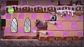 Na górze upewniamy się, że rzuciliśmy ciastkami w przedmioty trzymane przez żywopłotowe pomniki Wiktorii - Sprytne ciastka | Laboratorium Wiktorii | LittleBigPlanet 2 - LittleBigPlanet 2 - poradnik do gry